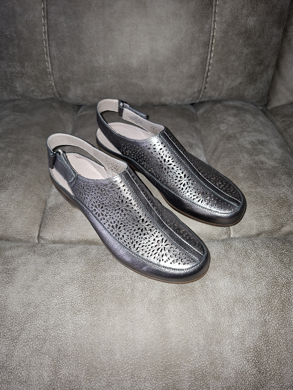 Easy Spirit "Sedawn" Women's Metallic Gray Perforated Slip-On Loafers 9 NWOB